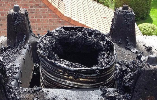 L'accumulation de bistre dans un conduit peut créer un risque important de feu de cheminée - doc. www.chemineo.fr