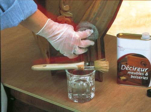 Le décireur permet de désencrasser le bois de couches de cire ou d'encaustique successives. - doc. Bondex