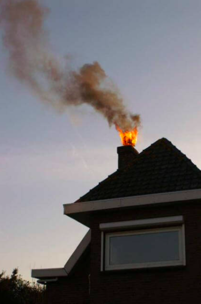 Un feu de cheminée peut aboutir à l'incendie de tout le conduit, jusquà la souche - doc.www.conduit-de-cheminee.be