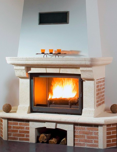 Un foyer fermé permet tout à la fois de bénéficier du charme d'un feu de bois et de l'efficacité d'un poêle - doc. Cheminées Seguin
