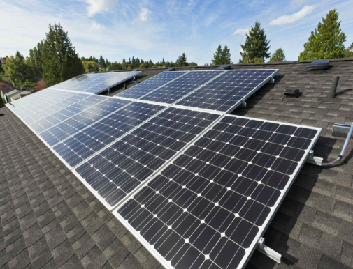 Les panneaux photovoltaïques produisent une énergie (l'électricité) totalement renouvelable et gratuite - doc. Leroy Merlin
