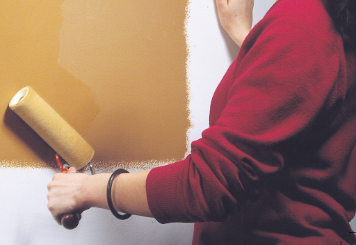 Un rouleau à peinture en mousse est idéal pour laquer un mur (par exemple de cuisine) - doc. Coll. C.P.