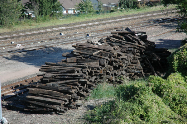 L'association Robin-des-Bois dénonce régulièrement l'abandon des traverses de chemin de fer traitées à la créosote - doc.  robindesbois.org