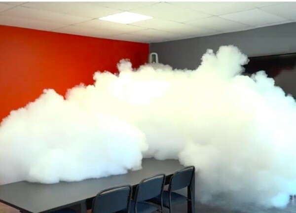 L'&eacute;mission de brouillard artificiel par le syst&egrave;me d'alarme est &agrave; la fois d&eacute;stabilisant et dissuasif pour le cambrioleur - doc. Alpha-Surveillance