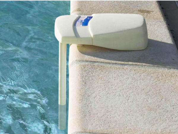 L'alarme de piscine est l'un des accessoires les plus utilisés pour sécuriser un bassin - doc. Decathlon