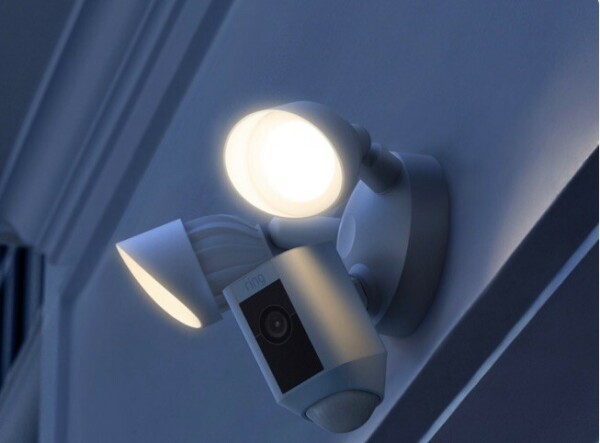 Ce système combine un détecteur de mouvement, deux puissants projecteurs LED, une sirène et une transmission vidéo - doc. Ring