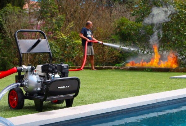 En cas départ de feu ou pour prévenir son arrivée, une pompe adaptée, branchée sur la piscine, permet de lutter en attendant l'arrivée des pompiers - doc. Poolstar