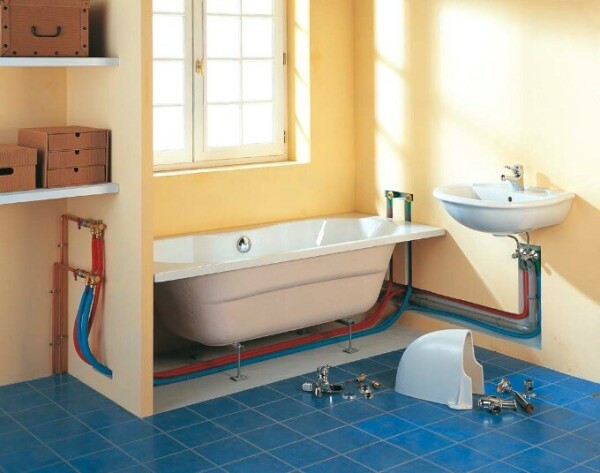 Une salle de bain peut être alimenté en tube PER et raccords spécifiques