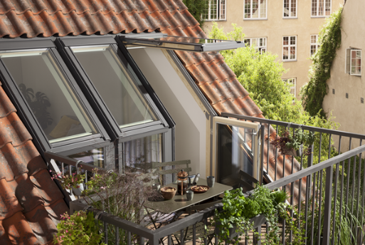 La fenêtre-balcon permet de transformer une fenêtre de toit en mini-terrasse sur un pan de toiture - doc. VELUX®