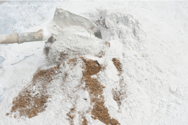 La base du béton de chanvre est un mélange de chaux et de chènevotte, c'est-à-dire de paille du chanvre agricole - doc. Lafarge