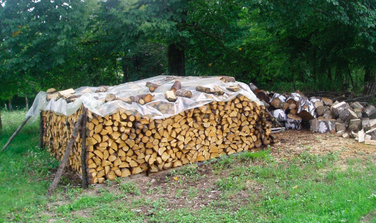Le bois de chauffage sèche parfaitement en plein air, sous une protection minimale - doc. Flamme Verte