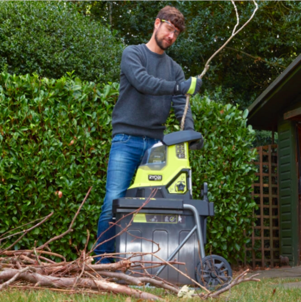 Le broyeur sur batterie Ryobi permet de broyer feuilles et branches pour en faire du compost - doc. Ryobi