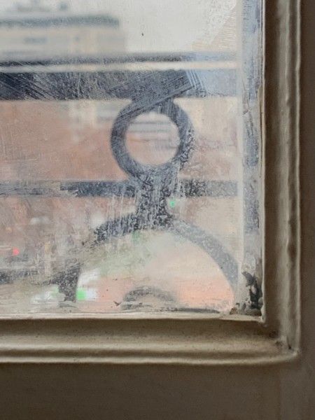 L'apparition de buée sur les vitres des fenêtres est le premier signe de condensation dans la maison - cl. C.P.