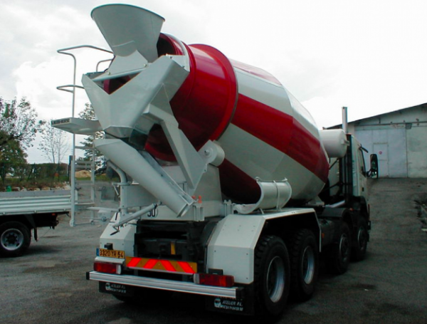 Le béton est livrable par un camion toupie à partir de 1 m3 - doc. Hellopro