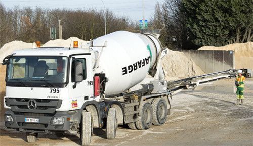 Pour une grande quantité de béton, il est possible de se faire livrer en camion-toupie - doc. Lafarge