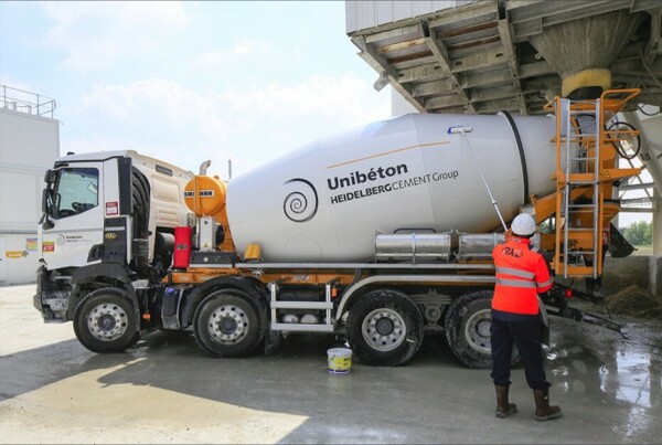 La livraison du béton prêt à l'emploi en camion toupie est la garantie d'un dosage précis - doc. Unibéton -Schilling communication