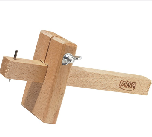 Le trusquin est un outil spécifique qui permet de tracer des traits parallèles au chant d'une pièce de bois bien dressée - Leroy Merlin
