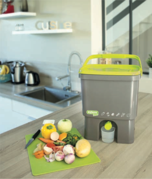 Le composteur de cuisine Bokashi de chez Hozelock : la solution idéale pour composter les déchets verts et organiques dans la cuisine même.