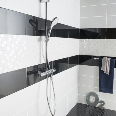 Le carrelage est la revêtement idéal pour une douche et les murs d'une salle de bains - Carrelage Leroy-Merlin