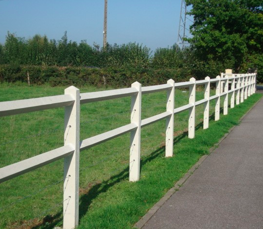 Les clôtures béton type haras ou paddock sont à la fois élégantes et très solides - doc. clotures-batailles.fr