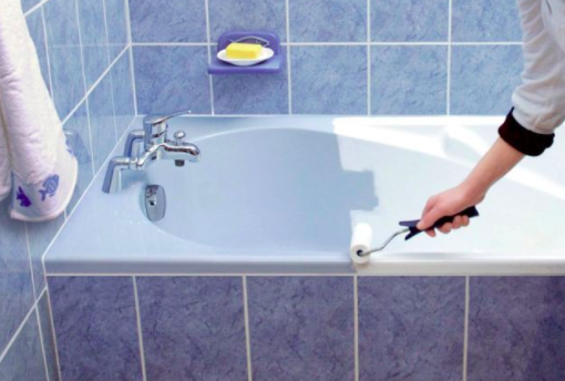 Les résines expoxy permettent de  rénover les sanitaires (baignoire, douche, lavabo, etc.). L'application doit être très soignée - doc. Atmos