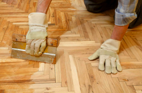 Bien que la technique soit très proche entre le cirage et le huilage d'un parquet, le huilage est beaucoup plus délicat - doc. Leroy Merlin.