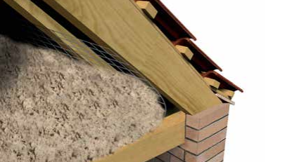 Des déflecteurs, ici grillagés, entre l'isolant et la base de la couverture, évitent le déplacement de l'isolant du fait des courants d'air tout en assurant la ventilation des combles- doc. Rockwool