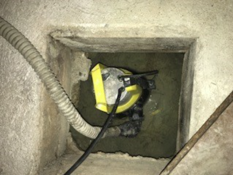 Pompe de relevage dans le puits de décompression d'une cave cuvelée : une situation optimale pour les caves soumises au risque d'inondations répétées.