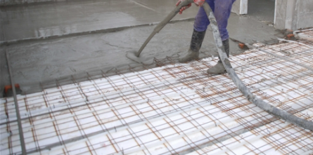 La réalisation d'un plancher d'étage en béton est couvert par l'assurance décennale du côté du maître d'œuvre (ingénieur conseil, entreprise) et par une assurance dommages-ouvrage du côté du maître d'ouvrage (vous).