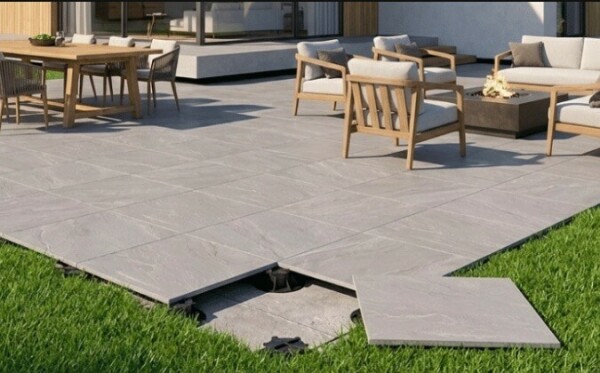 La pose sur plots est id&eacute;ale pour une terrasse - doc. Concept Mosa&iuml;que