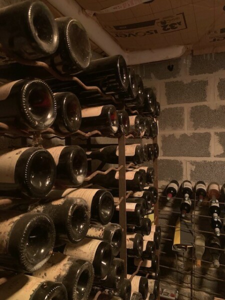 Une cave en sous-sol (ici semi-enterré) avec étagères range-bouteilles est idéale - cl. C.P.