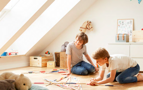 Les fenêtres de toit VELUX® permettent un aménagement optimal des chambres d'enfants - VELUX®