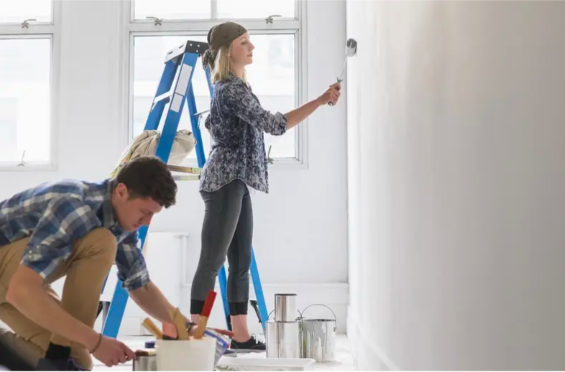 Beaucoup de travaux peuvent être réalisés par soi-même pour rénover la maison. - doc. Leroy Merlin