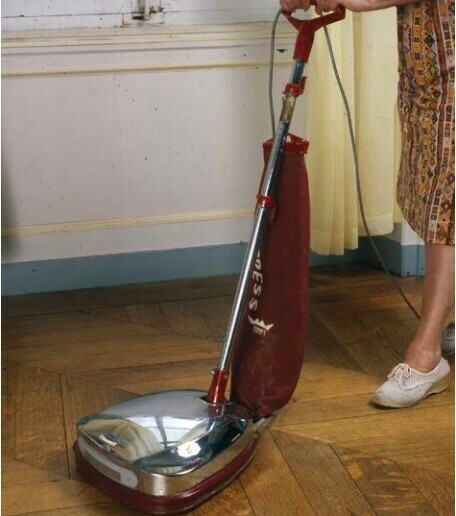 La cireuse est l'équipement indispensable pour l'entretien des surfaces importantes de parquet ciré - coll. C.P.