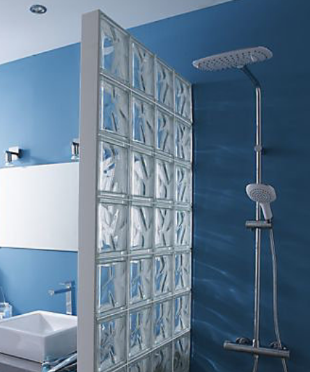 Les briques de verre peuvent être utilisées pour faire un cloisonnement dans une salle de bains - doc. Castorama