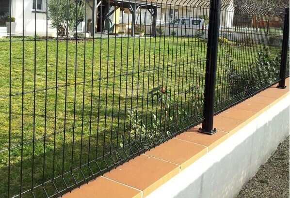 Des platines permettent la fixation des poteaux pour le grillage - doc. cloture-discount