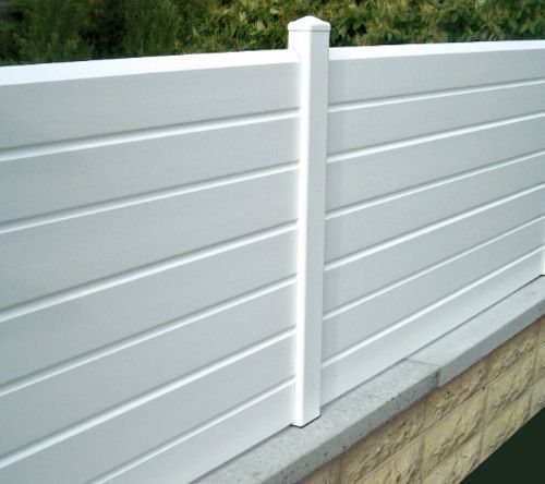 Une clôture en PVC peut être montée sur un muret maçonné - doc. Leroy Merlin