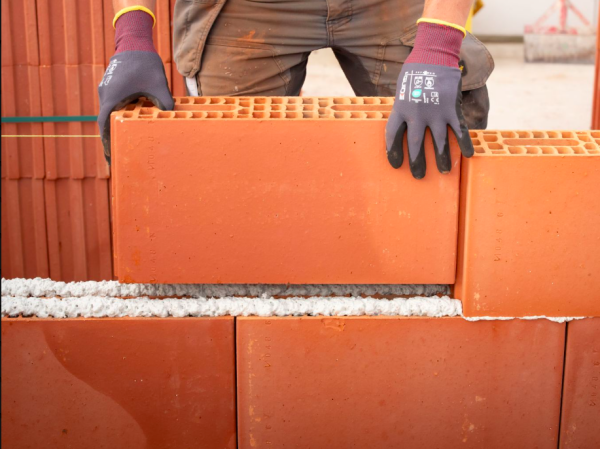 Les briques alv&eacute;olaires peuvent &ecirc;tre assembl&eacute;es avec de la colle - doc. TEC7
