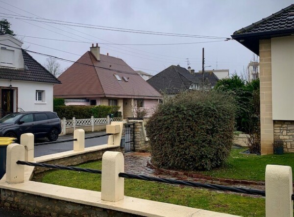 Dans une copropri&eacute;t&eacute; horizontale, le style des maison, des cl&ocirc;tures, est diversifi&eacute; - cl. C.P.