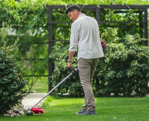 Un coupe-bordure qui peut m&ecirc;me couper les ronces. - doc. Cramer
