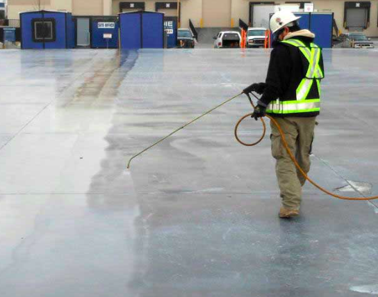 Le béton fraîchement coulé doit être maintenu humide pendant au moins 3 jours par une pulvérisation d'un produit de cure - doc. www.pavebeton.fr