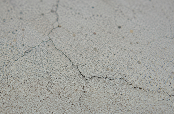 Des micro-fissures, apr&egrave;s s&eacute;chage d'une dalle en b&eacute;ton, n'affectent pas, g&eacute;n&eacute;ralement, sa solidit&eacute;. - cl. N.C.