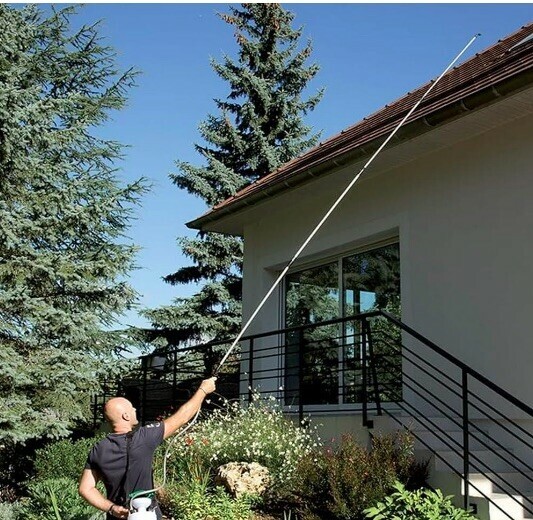 Une lance t&eacute;lescopique permet de travailler depuis le sol - doc. Ribiland - Amazon