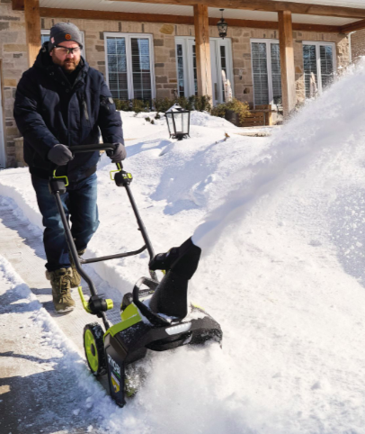 Après le déneigeage et la fonte de la neige il faut entretenir la déneigeuse en vue d'une nouvelle utilisation - doc. Ryobi