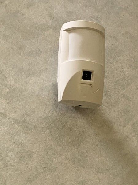 Le détecteur de mouvement est la pièce essentielle de la protection de la maison contre les cambriolages - doc. C.P.