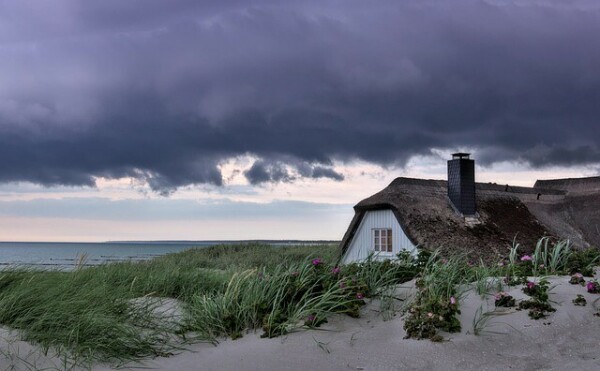 Les maisons en bord de mer sont tr&egrave;s expos&eacute;es au temp&ecirc;tes et doivent &ecirc;tre bien assur&eacute;es contre ce risque. Image par Peggychoucair de Pixabay