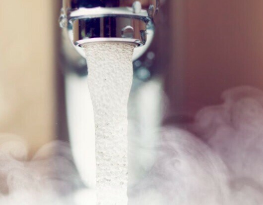 Une eau trop chaude en sortie de robinet peut entraîner de graves brûlures en quelques secondes.