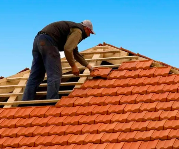 La r&eacute;novation compl&egrave;te d'une toiture est souvent la meilleure solution sur le long terme  -   doc. ED Ouest