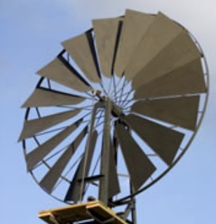 Une éolienne de pompage fonctionne au moindre souffle de vent (10 km/) - doc. eolienne-particulier.info