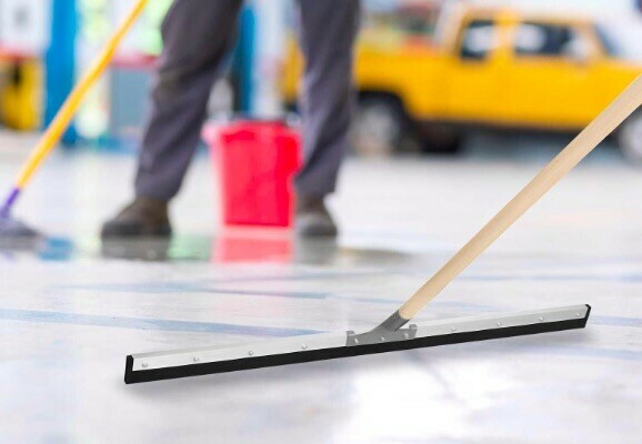 Le premier moyen d'&eacute;vacuer l'eau est la raclette en caoutchouc - doc. Kotarbo&reg; / Amazon